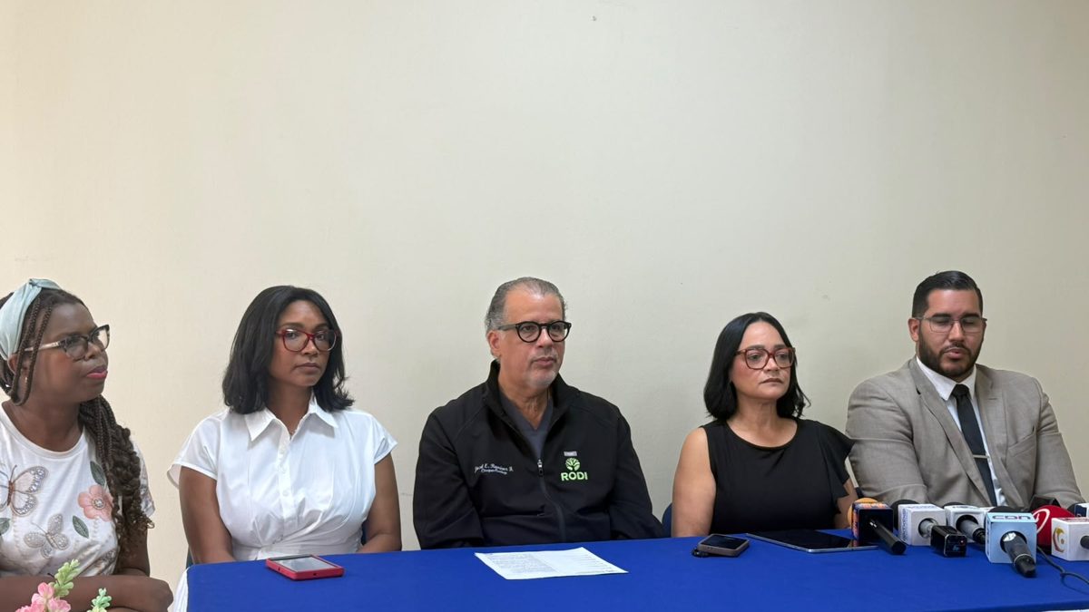 Doctor revisando expediente médico de paciente oncológico en centro de salud de República Dominicana