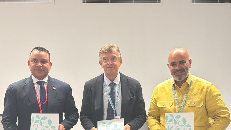 Doctor Julio Landrón, director del SNS, en el Congreso SECOT en Córdoba, España, anunciando convenio de medicina robótica