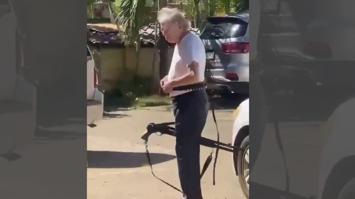 Doctor Enmanuel Martes Pepén con escopeta en residencial El Sembrador I, Ciudad Juan Bosch, Santo Domingo