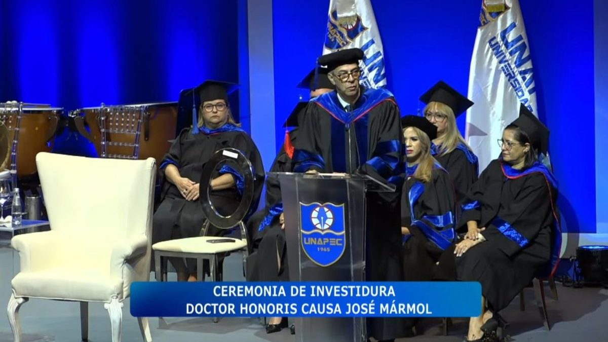José Mármol en el podio del Teatro Nacional durante la ceremonia del Doctor Honoris Causa de la Universidad APEC
