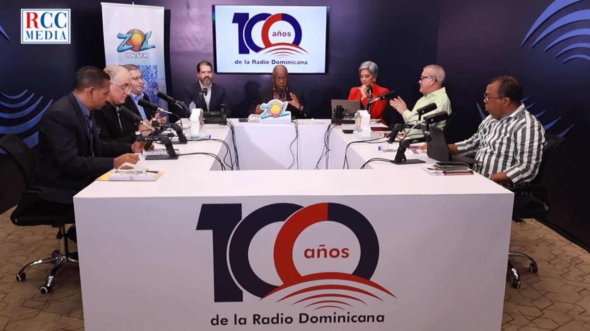 Representantes de Xperi explican tecnología HD Radio para radio digital dominicana en estudio de El Sol de la Mañana