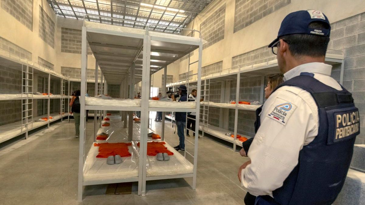 Pabellones de cemento gris y uniformes naranja en la megacárcel Cacco inaugurada en Costa Rica inspirada en el modelo Bukele
