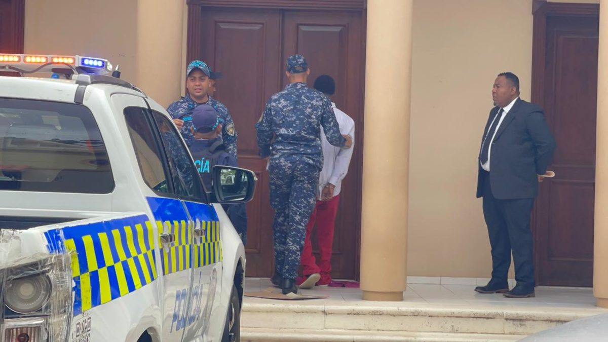 Fachada del Tribunal de Niños Niñas y Adolescentes de Santiago donde se aplazó audiencia contra menor acusado de matar al sargento del Dicrim
