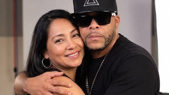 Yiyo Sarante publicó en Instagram foto de Zeneida Socorro Castillo con lazo negro y velas en señal de duelo