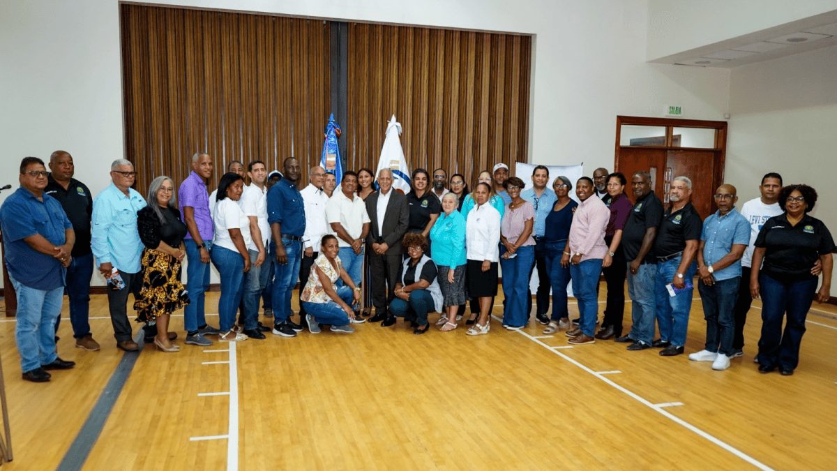 Acto de instalación de la Mesa de Control Social de la Cámara de Cuentas en Los Alcarrizos con autoridades y representantes comunitarios