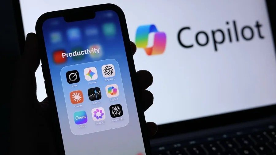 Logotipos de Microsoft Copilot y Grok de xAI en pantalla durante el anuncio de integración