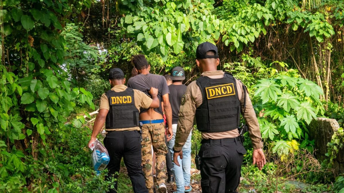 Agentes de la DNCD durante operativo antidrogas en sector Barranca, La Vega, República Dominicana
