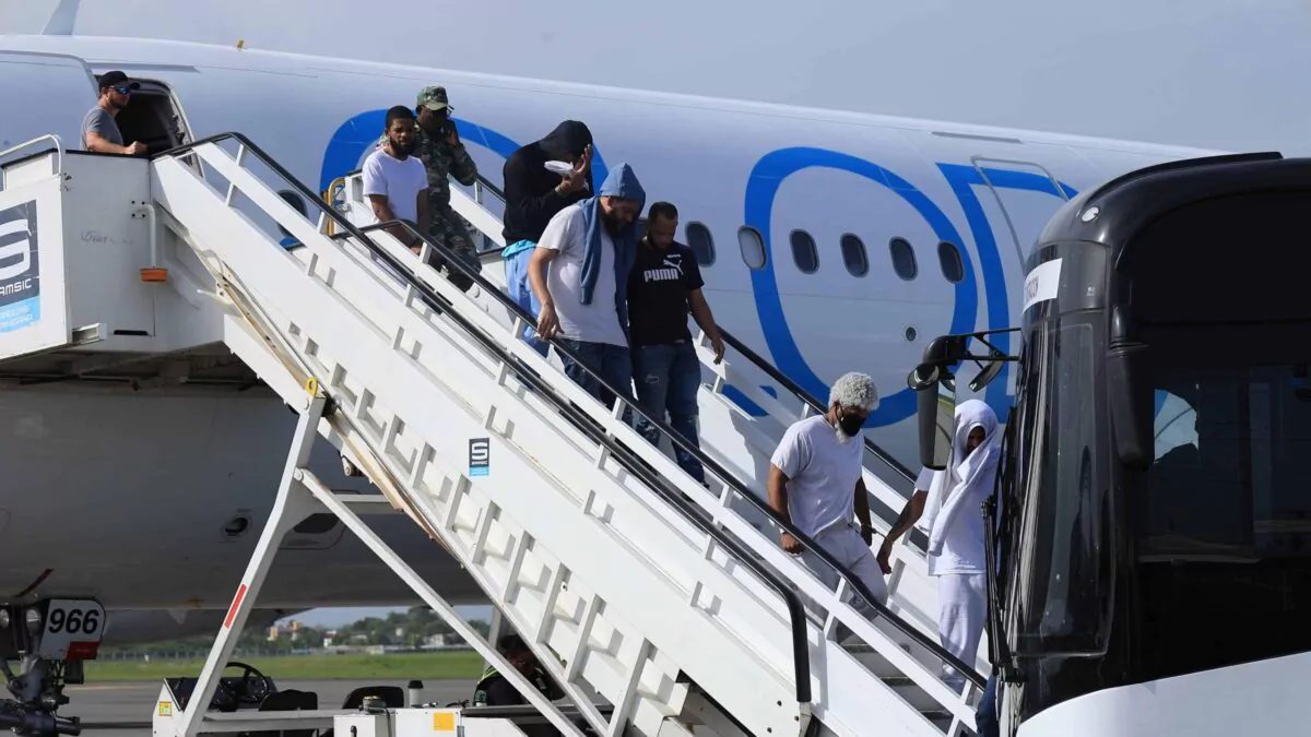 Guardia Costera de EE.UU. junto a embarcación interceptada en el Canal de la Mona con migrantes dominicanos y haitianos