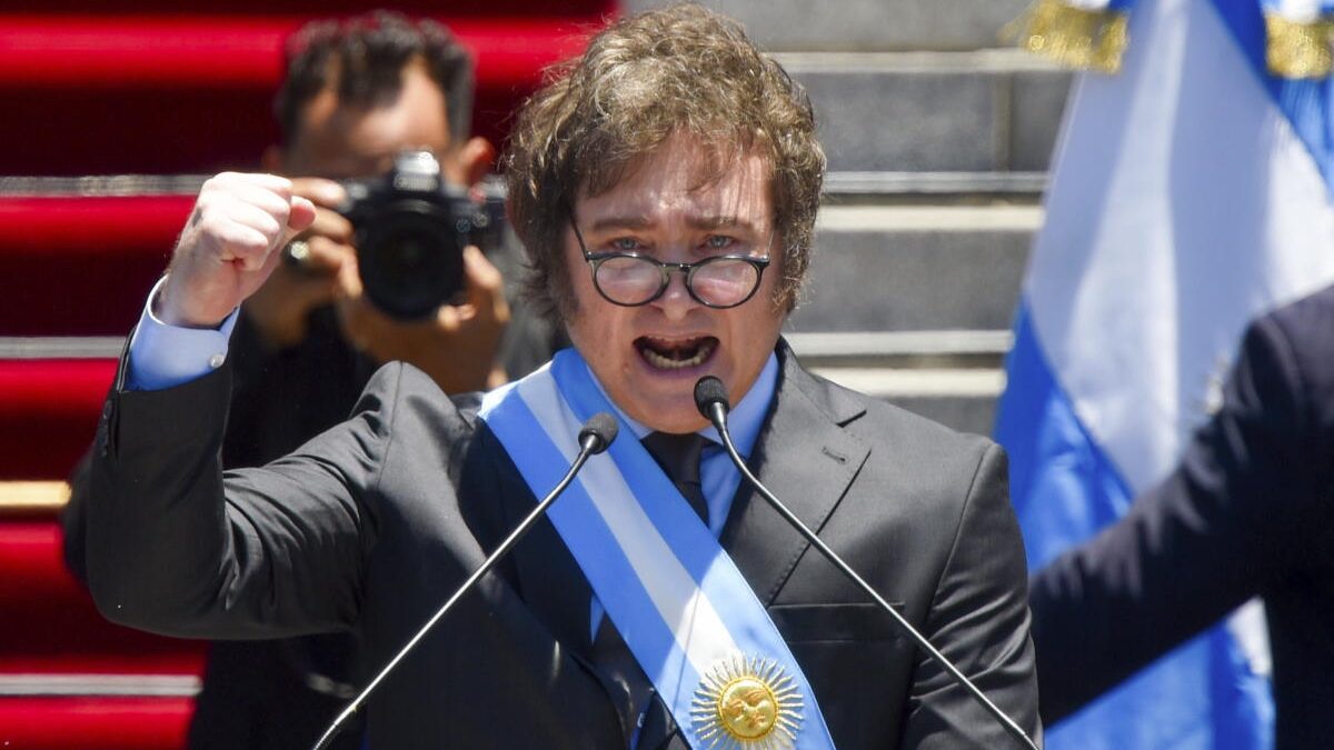 Javier Milei hablando por cadena nacional desde Buenos Aires sobre sanciones a empresas en Malvinas