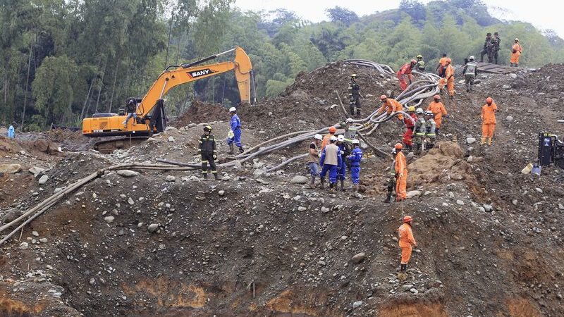 Retroexcavadora y rescatistas extraen víctimas de una mina ilegal de oro en Nariño, Colombia, tras un deslizamiento de tierra