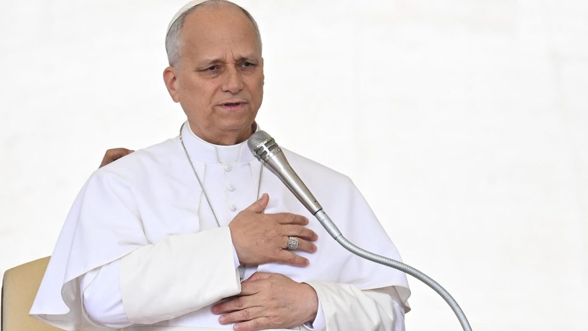 Papa León XIV celebra misa en el hospital Gemelli de Roma vestido con casulla verde y sotana blanca