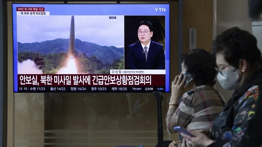 Lanzamiento de misil balístico norcoreano sobre el mar de Japón con humo y trayectoria visible