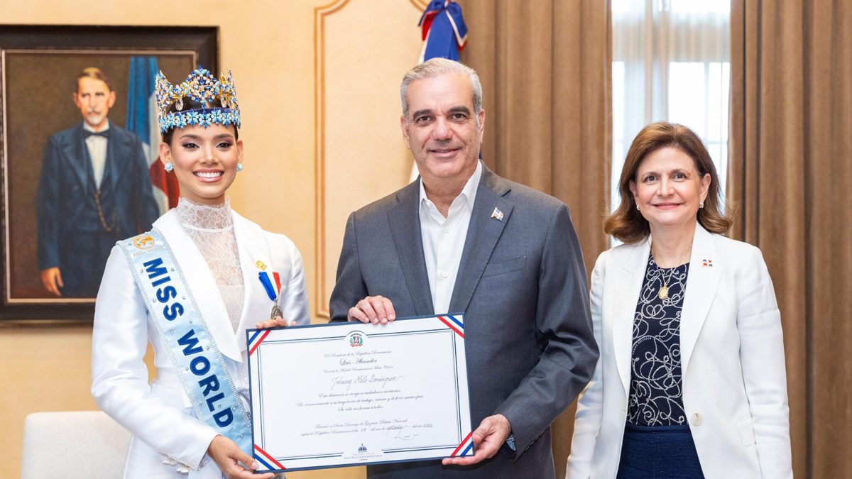 Presidente Luis Abinader entrega la Medalla Presidencial al Mérito Civil a Joheirry Mola, Miss Mundo 2026, en el Palacio Nacional