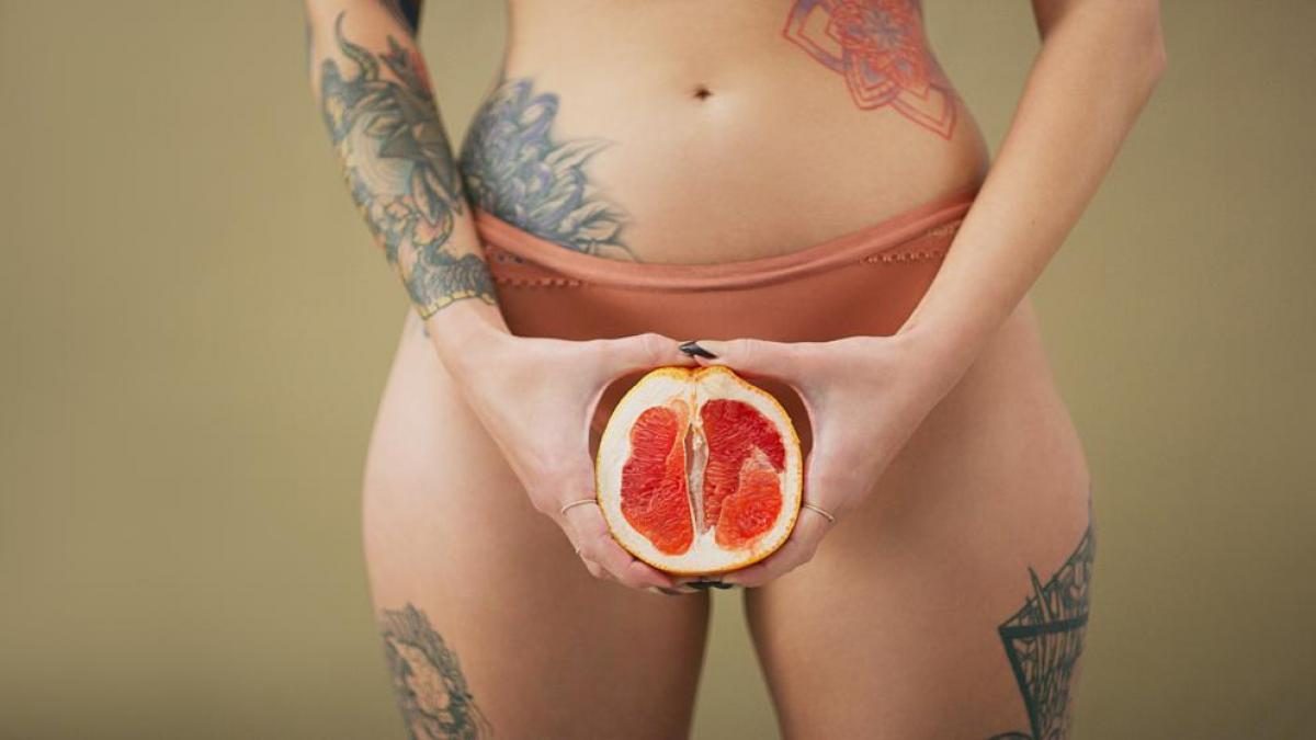Pareja en conversación íntima sobre sexualidad y anatomía, representando desmitificación sobre la vagina y el placer