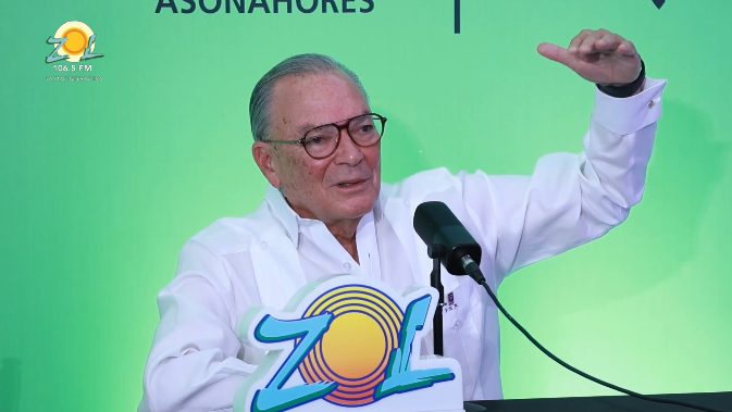 Frank Rainieri, fundador del Grupo Puntacana, hablando en la Expo Comercial Asonahores 2026