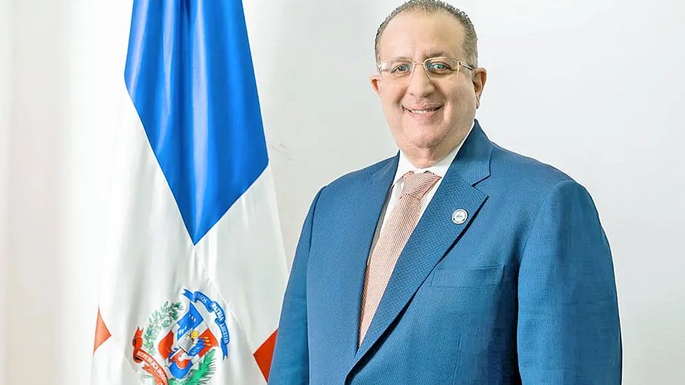 Ministro de Hacienda Magín Díaz junto a representantes del Banco Mundial en República Dominicana