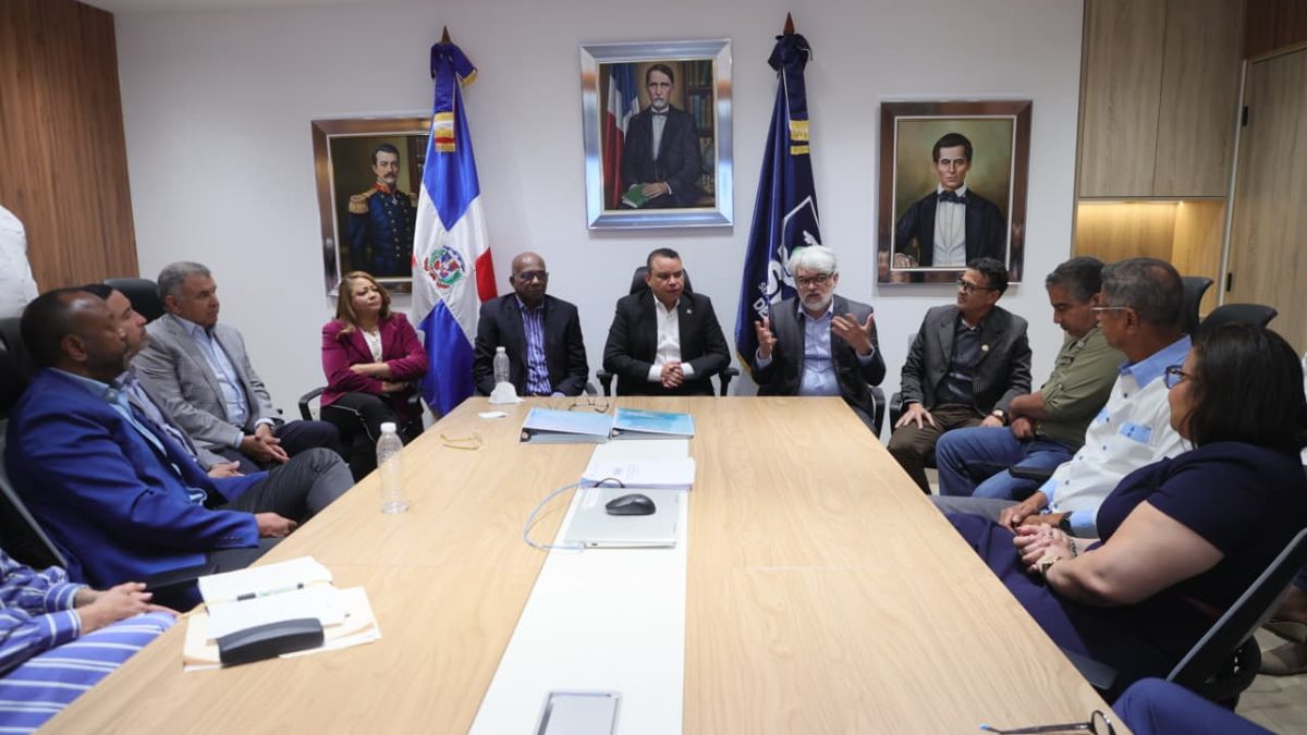 Director del SNS Julio César Landrón reunido con directores de hospitales materno infantiles y representantes de sociedades médicas dominicanas