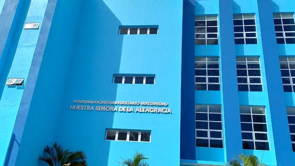 Personal médico en una unidad neonatal de un hospital público dominicano con incubadoras y equipos de cuidado intensivo