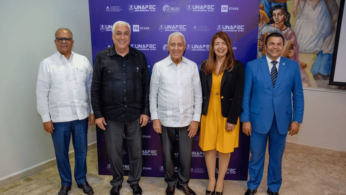 Conversatorio sobre retos del transporte en República Dominicana celebrado en la Universidad APEC en Santo Domingo
