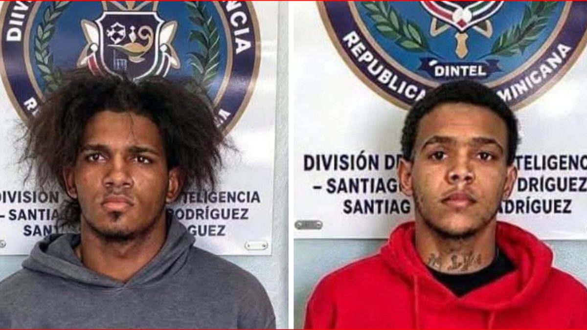 Agentes de la Policía Nacional junto a dos motocicletas recuperadas en el sector La Sabana, Santiago Rodríguez