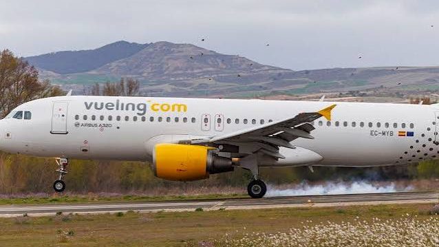 Avión de Vueling en pista del aeropuerto de Barcelona-El Prat rodeado de vehículos de emergencia
