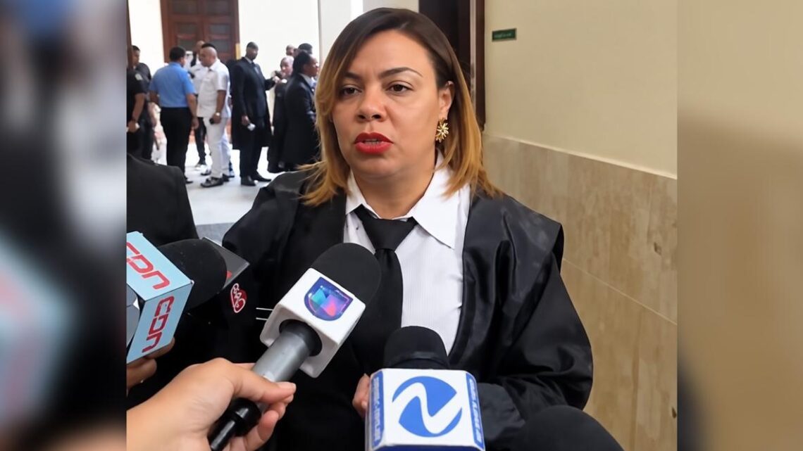 Abogada Dianniris Perderaux ofreciendo declaraciones sobre el caso de Lenin Núñez de León y la muerte de Emmanuel Contreras