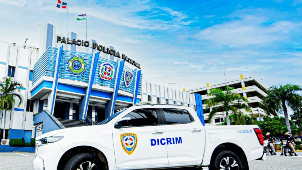 Agentes del Dicrim frente a vivienda en sector Baracoa de Santiago donde fue rescatada una mujer retenida