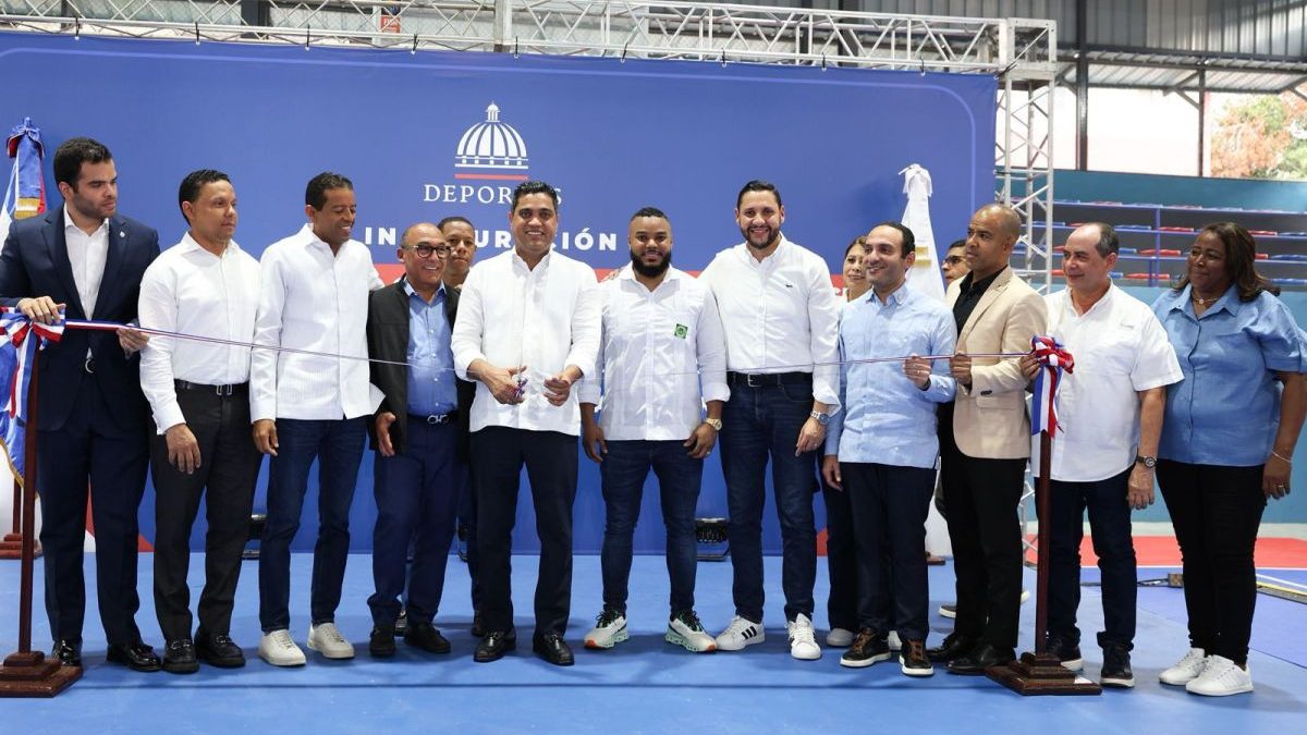 Ministro Kelvin Cruz en la entrega del multiuso Antonio Duvergé en el sector Honduras, Distrito Nacional
