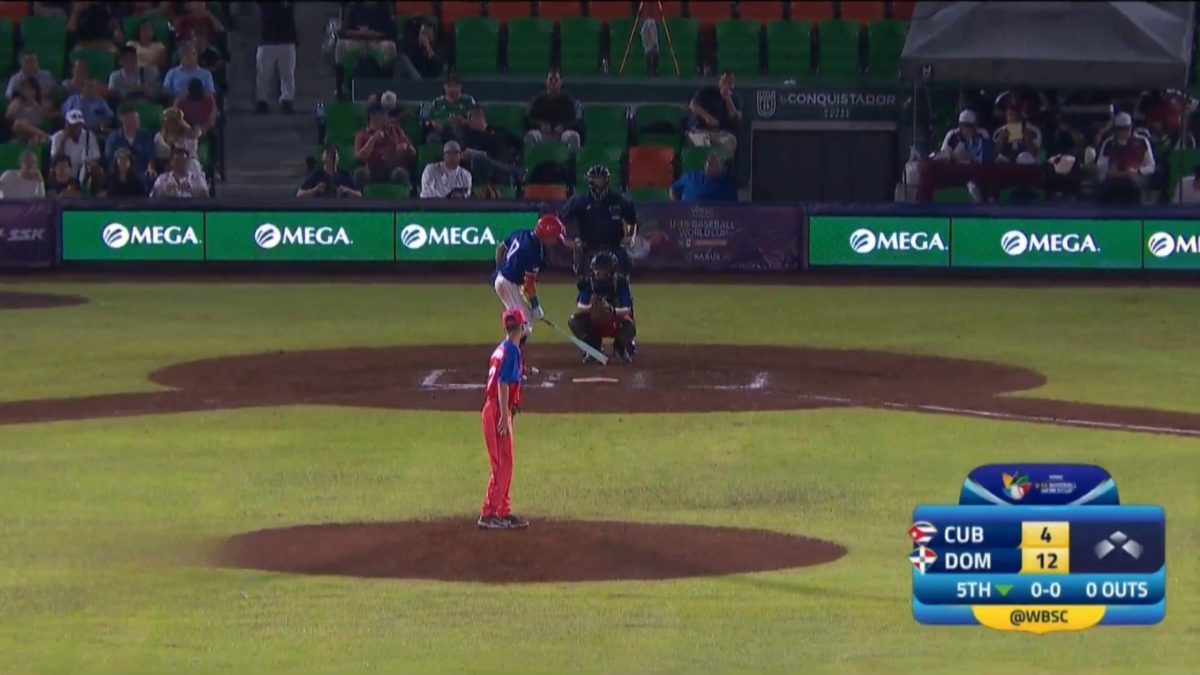 Jugadores de la selección dominicana Sub-15 celebrando victoria 14-4 sobre Cuba en el Mundial de Béisbol en Mérida México