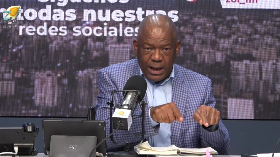 Funcionarios del Ejército Dominicano junto a cajas de municiones en un depósito oficial