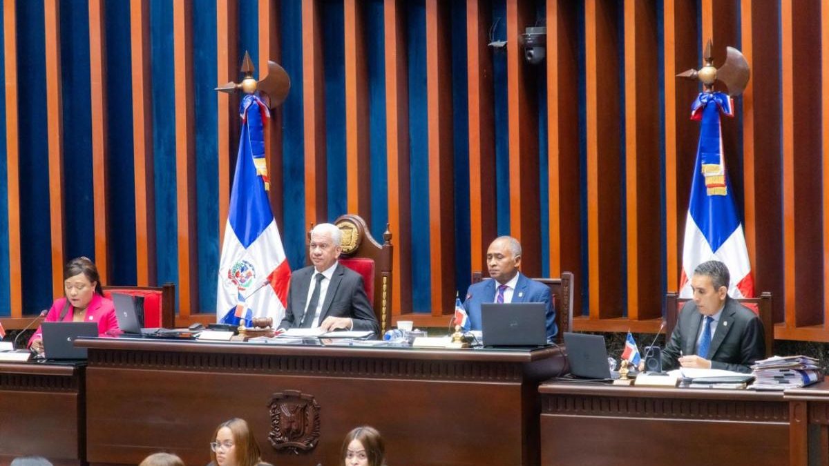 Fachada del Senado de la República Dominicana durante sesión plenaria del 14 de octubre de 2026
