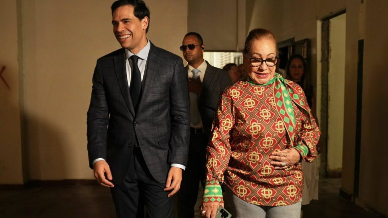 Roberto Ángel Salcedo frente al antiguo edificio del INPOSDOM en Santiago durante el anuncio de intervención del museo