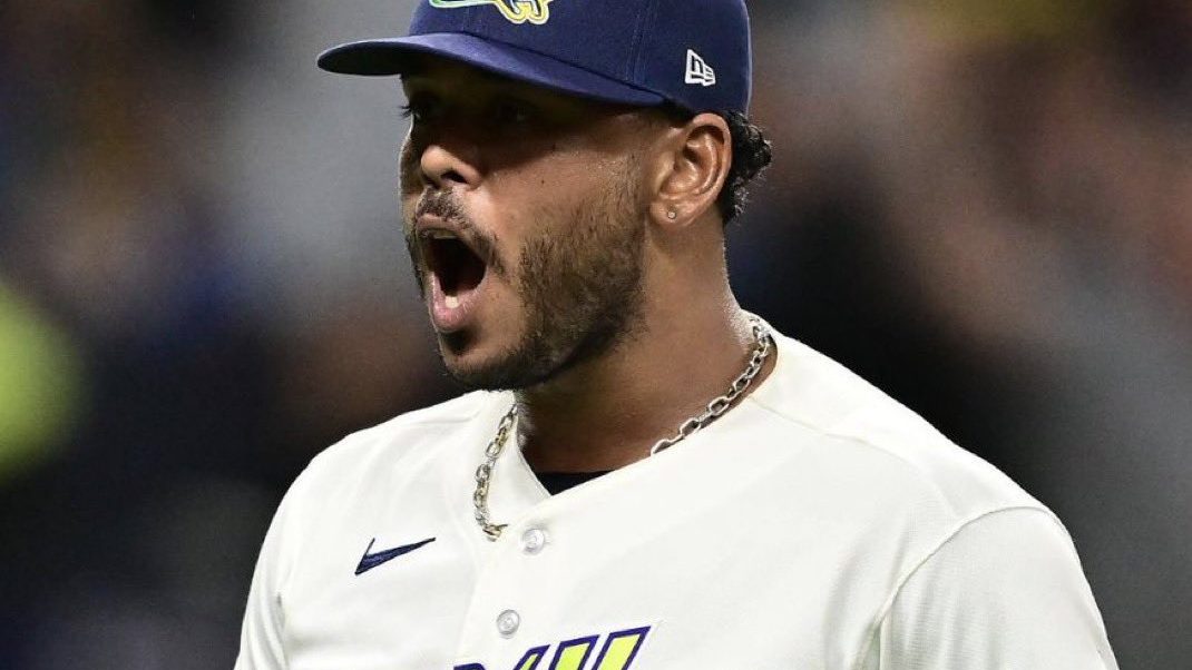 Freddy Peralta lanzando en el sexto partido de la Serie de Campeonato de la Liga Americana para los Rays de Tampa Bay