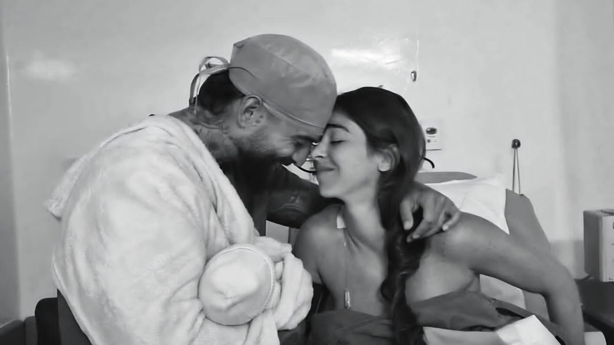 Maluma junto a Susana Gómez y su recién nacido Orión en un centro médico de Medellín, Colombia