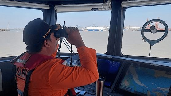 Embarcaciones de rescate en el Mar de Java buscando sobrevivientes del naufragio del ferri Virgo Transport 8 en Indonesia