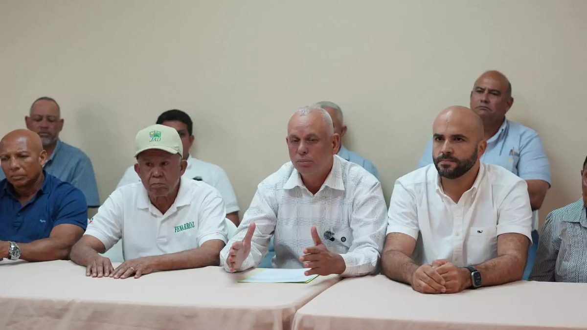 Directivos de FENARROZ hablando en conferencia de prensa en San Francisco de Macorís sobre el sector arrocero dominicano