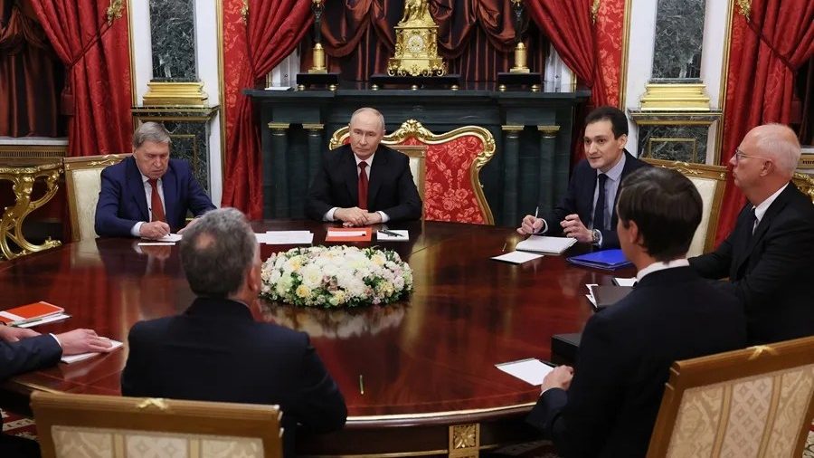 Putin reunido con los emisarios de Trump, Steve Witkoff y Jared Kushner, en el Gran Palacio del Kremlin