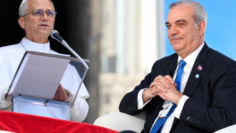 Papa León XIV saluda a fieles desde la ventana del Palacio Apostólico en la plaza de San Pedro, Roma