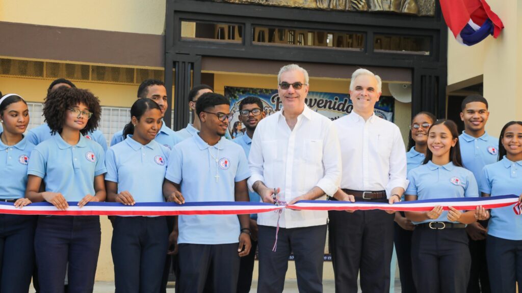 Presidente Abinader inaugurando ampliación del Centro Educativo San Vicente de Paúl en Los Mina con nuevas aulas y escuela laboral