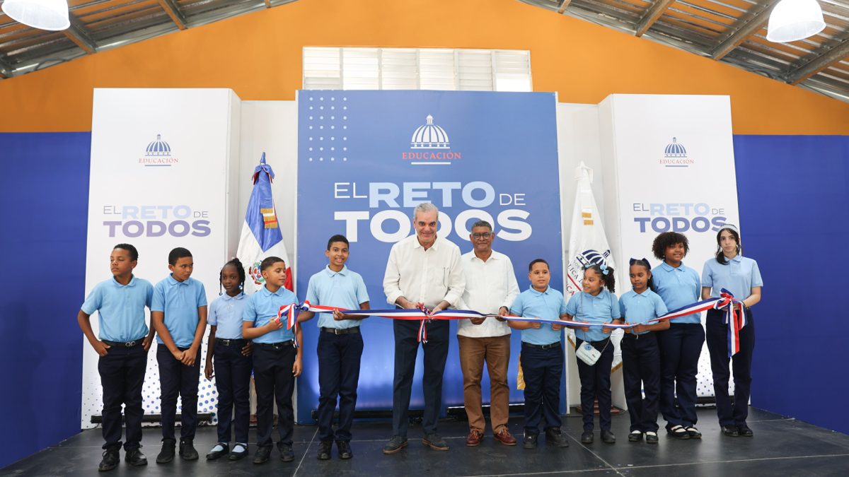Presidente Luis Abinader entregando nuevas escuelas en Puerto Plata ante estudiantes y autoridades provinciales