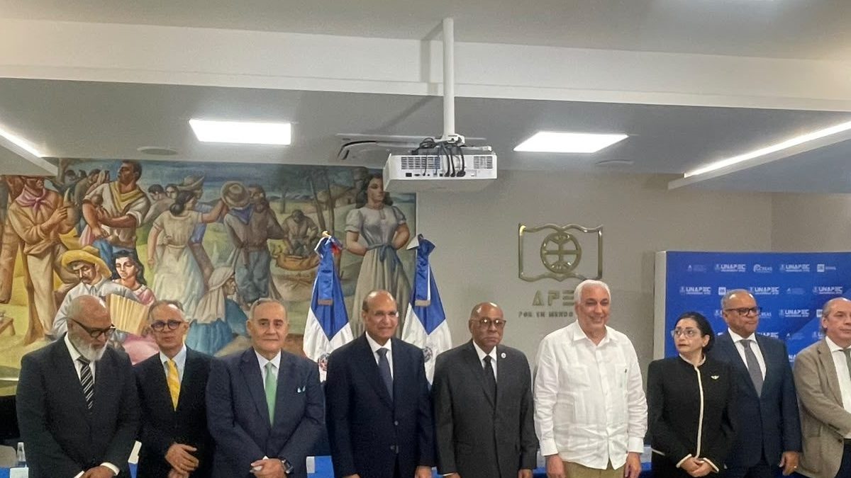 Milton Ray Guevara preside sesión de la Comisión de Seguimiento del Código Penal en Santo Domingo