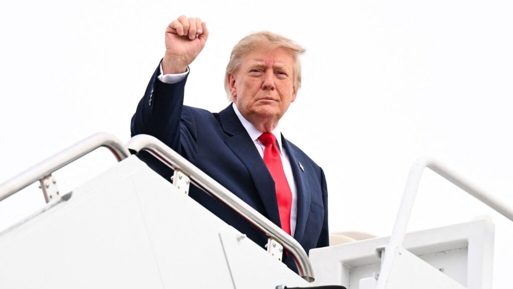 Donald Trump hablando a los medios frente a la Casa Blanca mientras critica a Zelenski y pide un nuevo liderazgo en Ucrania