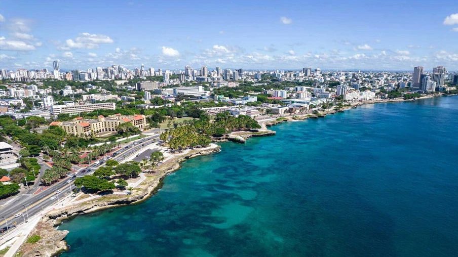 Emprendedores dominicanos en un restaurante formal del Gran Santo Domingo en 2025