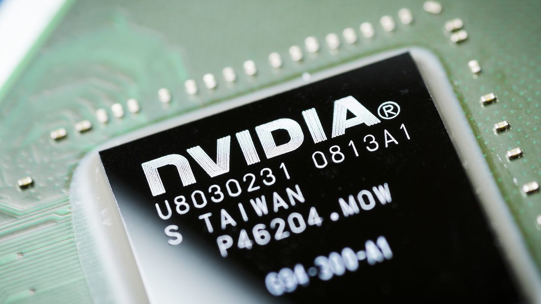 Jensen Huang, CEO de Nvidia, junto a logos de Nvidia y MediaTek en el contexto de una alianza de inteligencia artificial