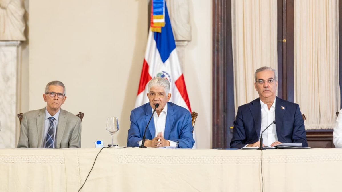 Presidente Luis Abinader presentando proyectos de infraestructura vial del Gran Santo Domingo en el Palacio Nacional