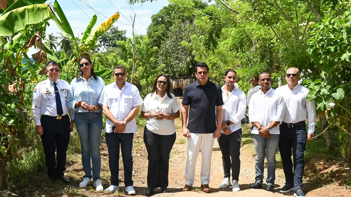 Ministro David Collado en acto de inicio de obras viales en Arroyo Barril, Samaná, el 3 de octubre de 2026