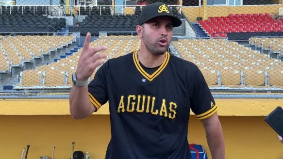 Luis Pipe Urueta, dirigente de las Águilas Cibaeñas, en el área técnica del Estadio Cibao durante el juego ante el Licey
