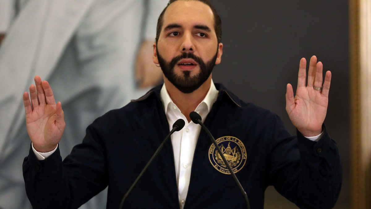 Nayib Bukele frente a micrófonos anunciando operación militar en Haití para rescatar cuatro rehenes salvadoreños