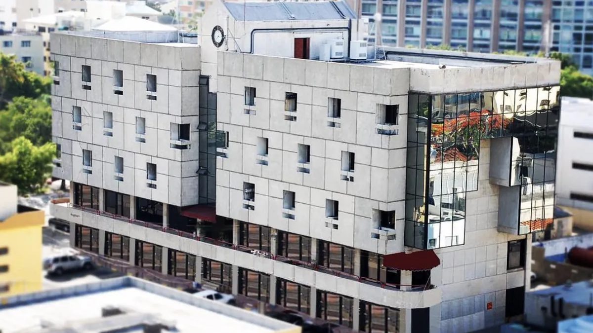 Fachada de la oficina comercial de American Airlines en la avenida Max Henríquez Ureña, Santo Domingo