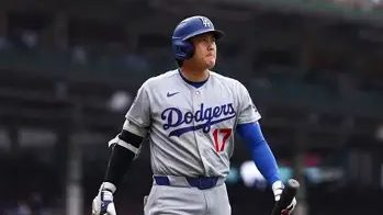 Shohei Ohtani con el uniforme de los Dodgers de Los Ángeles durante un partido de las Grandes Ligas